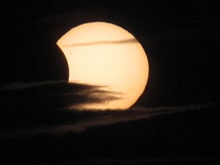 Imagem do eclipse parcial do sol de 4 Jan. 2011. Crédito: Neil Parley, U.K.