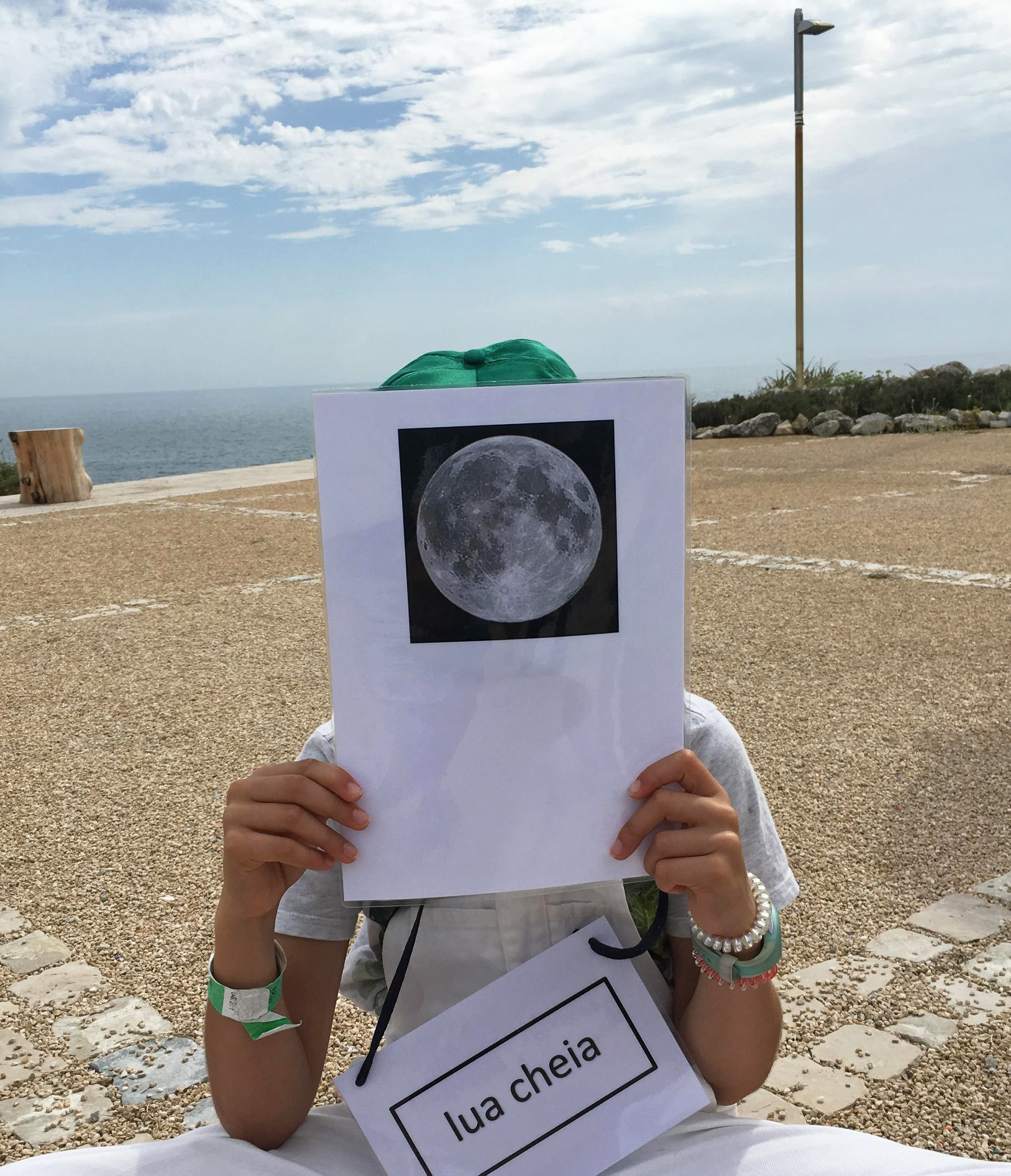 Crianças aprendem as fases da Lua. Children learn the phases of the Moon.